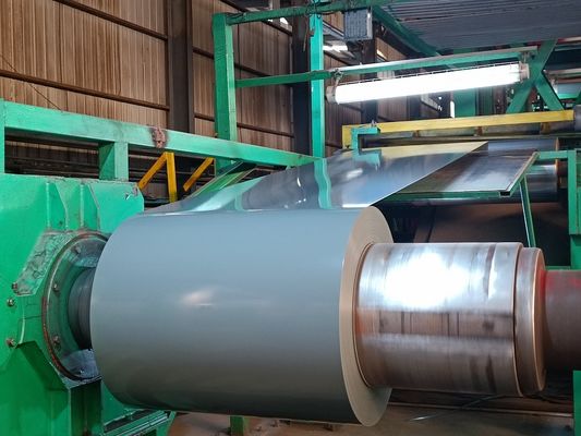 Bovenverf15-25 +5um Kleurbedekte stalen spoel Voorgeverfde gegalvaniseerde stalen spoel Z275/PPGI spoelen Voor metalen foofing panelen